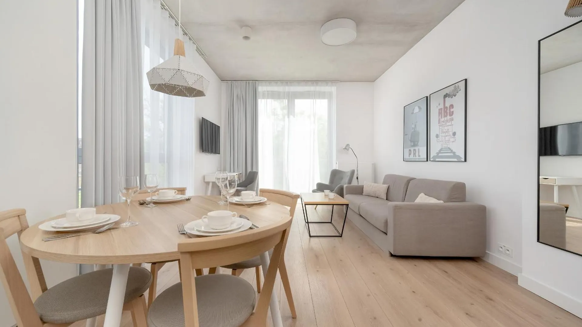 Beautiful White - Beige Apartment With Balcony In Wroclaw By Noclegi Renters