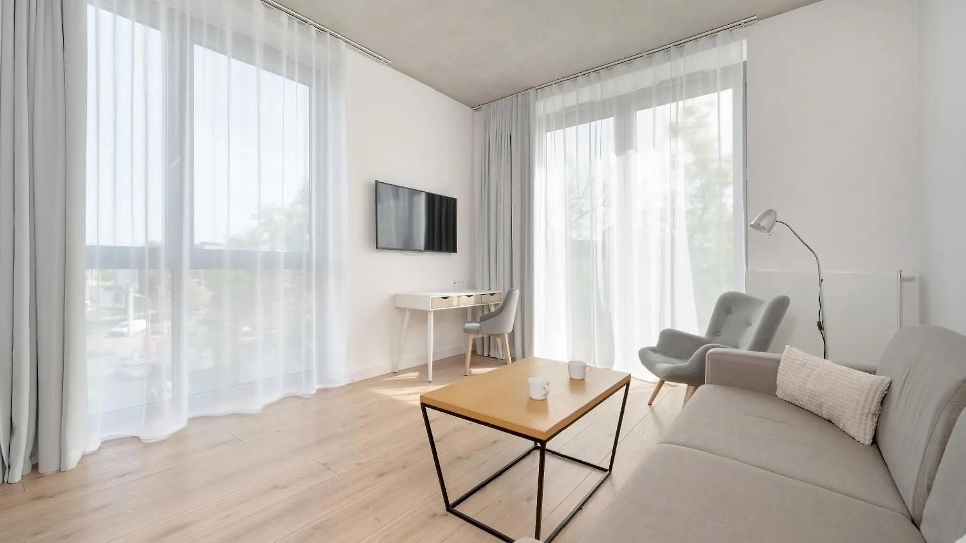 Beautiful White - Beige Apartment With Balcony In Wroclaw By Noclegi Renters